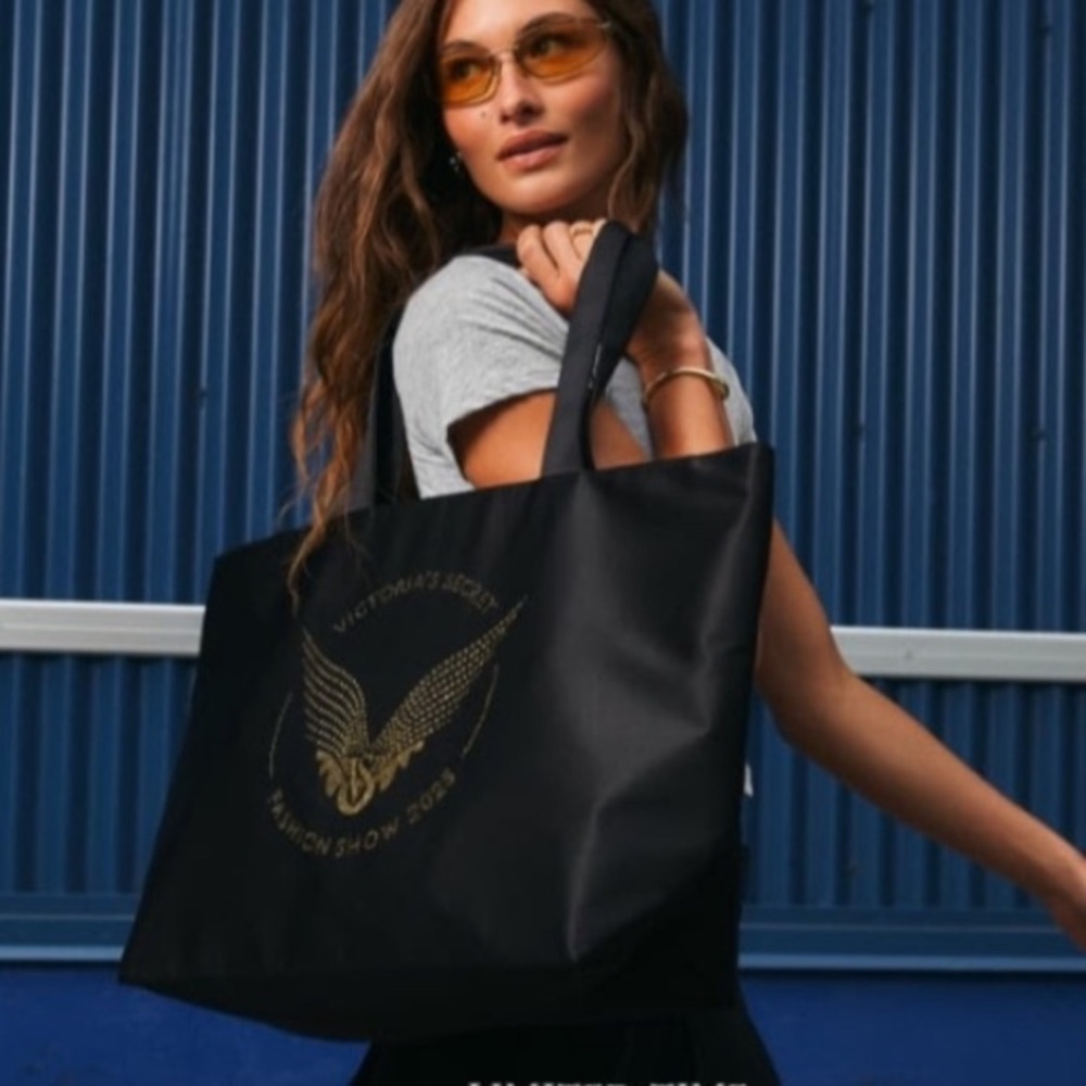 ✨Victoria’s Secret Fashion Show collectible tote bag NWT - Picture 2 of 11